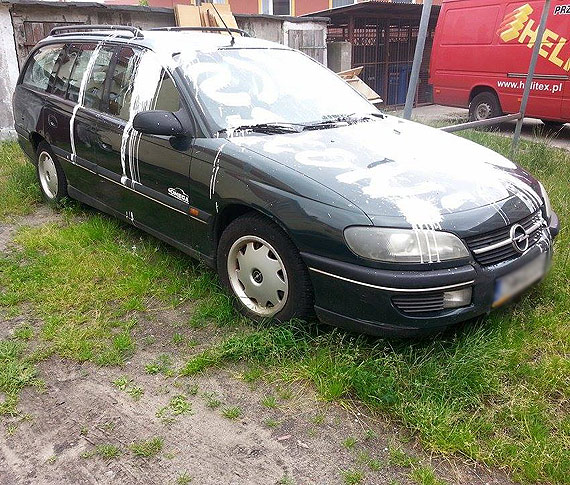 Czytelniczka: Sąsiad z zemsty oblał mi samochód farbą! Nie jest to jego pierwszy wybryk...