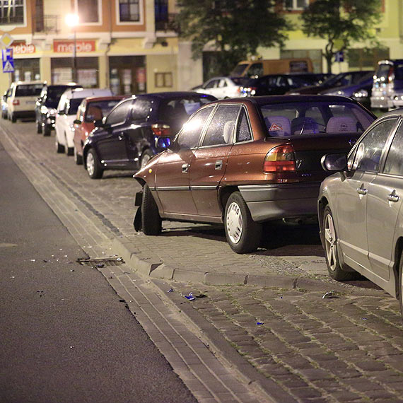 36- latek zdemolowa trzy samochody osobowe. By kompletnie pijany