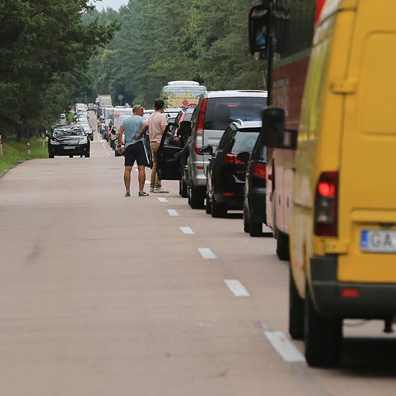 Pad rekord w dugoci kolejki na prom Karsibr! Sznur samochodw siga a do oczyszczalni! Zobacz film! 