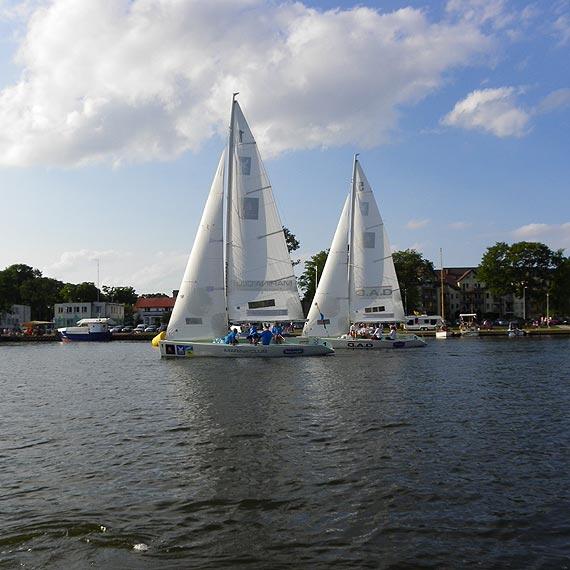 Dziwnw Match Race