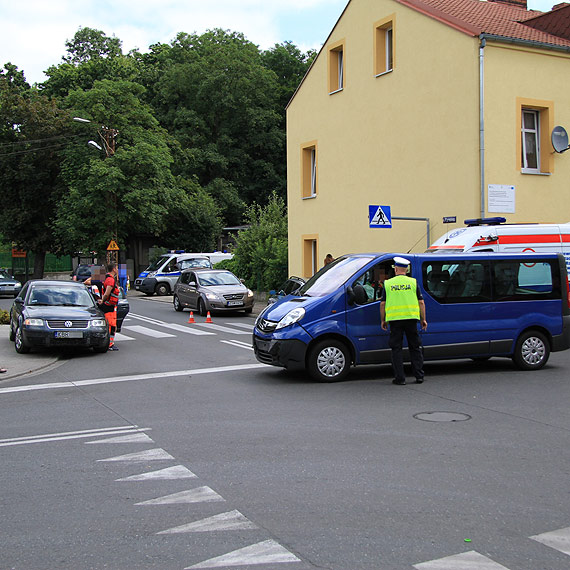 Grona kolizja na skrzyowaniu Piastowskiej, Wyspiaskiego i Dbrowskiego. Uszkodzone s 3 samochody