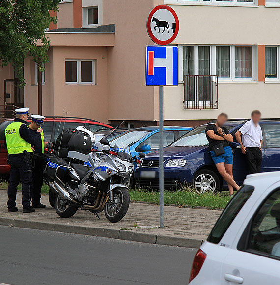 Kierowca granatowego volkswagena potrci na przejedzie rowerowym 7-letnie dziecko!