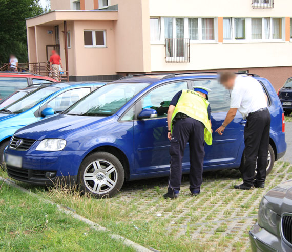 Kierowca granatowego volkswagena potrci na przejedzie rowerowym 7-letnie dziecko!