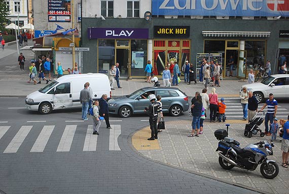 Kierowca biaego peugeota zajecha drog audi. Kraksa w centrum miasta