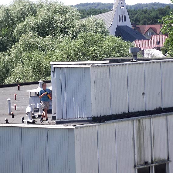  Czytelnik: Ekstremalnie niebezpieczne zabawy dzieci na dachu Biedronki!