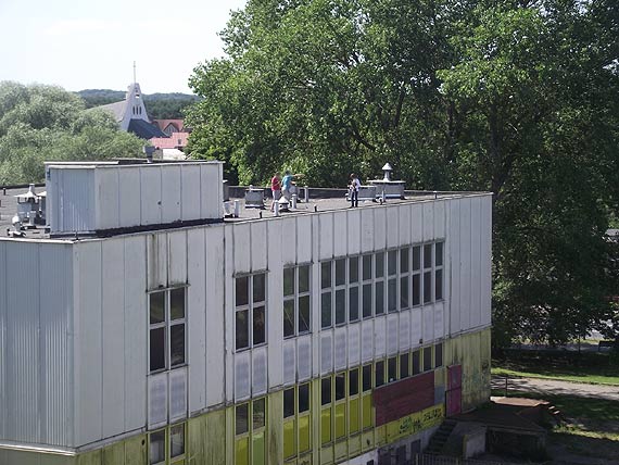  Czytelnik: Ekstremalnie niebezpieczne zabawy dzieci na dachu Biedronki!