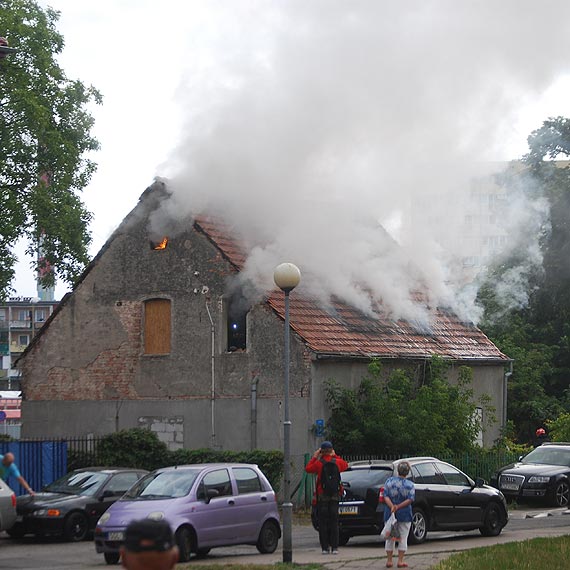 Pali si pustostan na Kujawskiej 9. Poncy budynek by kilka metrw od bloku mieszkalnego!