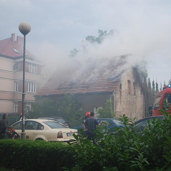 Pali si pustostan na Kujawskiej 9. Poncy budynek by kilka metrw od bloku mieszkalnego!