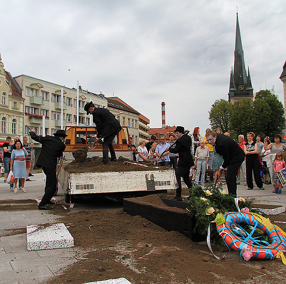 Ceremonia pogrzebowa na Placu Wolnoci! Pogrzebali wysp, nasz wysp! Zobacz film!