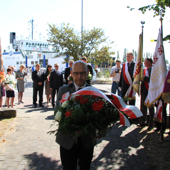 Skadali kwiaty w rocznic powstania NSZZ „Solidarno”