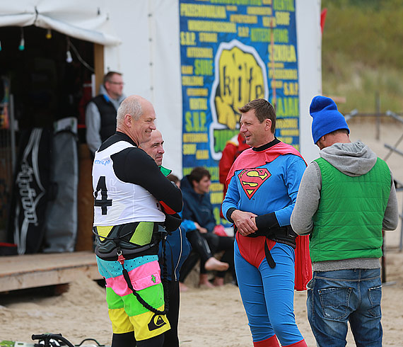 Kitesurfingowcy czekaj na wiatr! Zawody wisz na wosku...