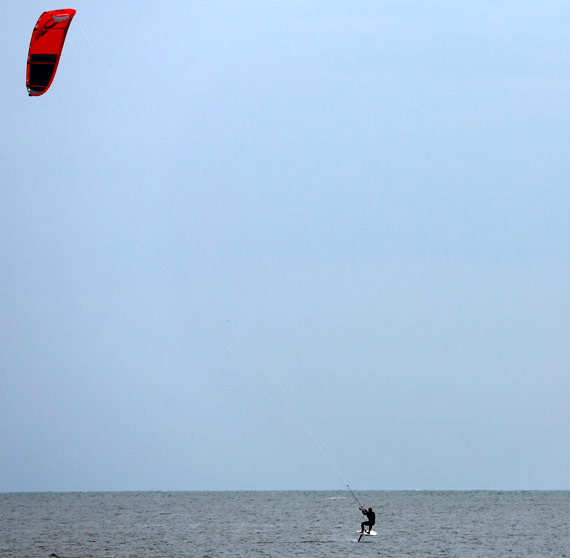 Kitesurfingowcy czekaj na wiatr! Zawody wisz na wosku...