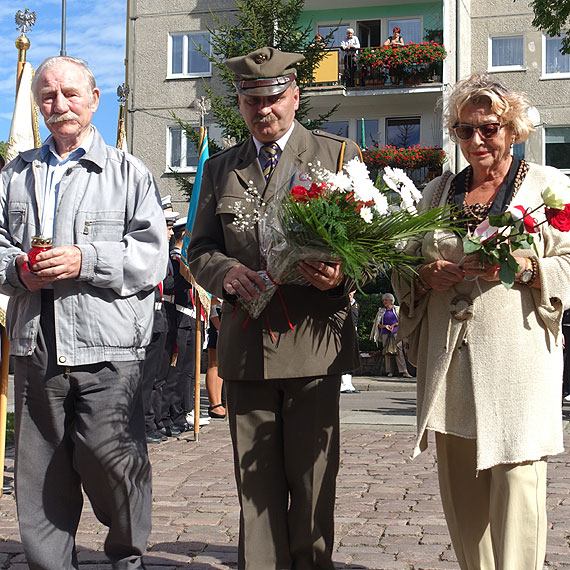 76. rocznica napaci ZSRR na Polsk. Pod pomnikiem zoono kwiaty