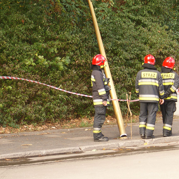 Gronie na Batyckiej. Latarnia uliczna zawisa nad chodnikiem