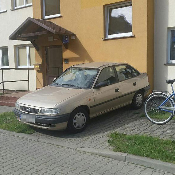 Mistrz kierownicy urzdzi sobie parking pod oknami