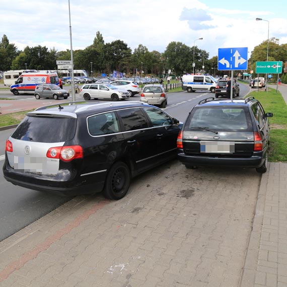 Jecha caym pdem i uderzy w dwa auta. Sprawca  uciek z miejsca zdarzenia