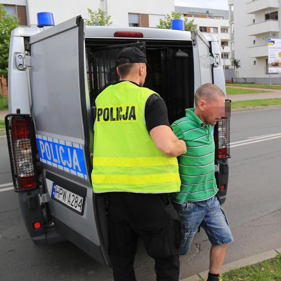 Jecha caym pdem i uderzy w dwa auta. Sprawca  uciek z miejsca zdarzenia