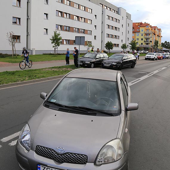 Jecha caym pdem i uderzy w dwa auta. Sprawca  uciek z miejsca zdarzenia