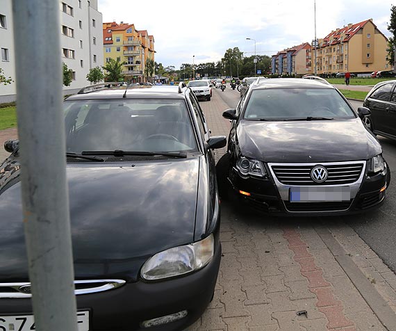 Jecha caym pdem i uderzy w dwa auta. Sprawca  uciek z miejsca zdarzenia