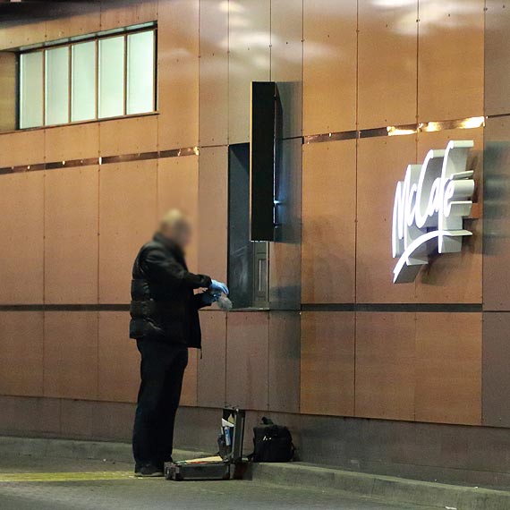 Okradziono restauracj McDonald’s. Ludzie zbierali garciami pienidze na ulicy