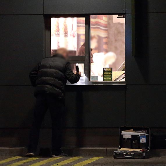 Okradziono restauracj McDonald’s. Ludzie zbierali garciami pienidze na ulicy