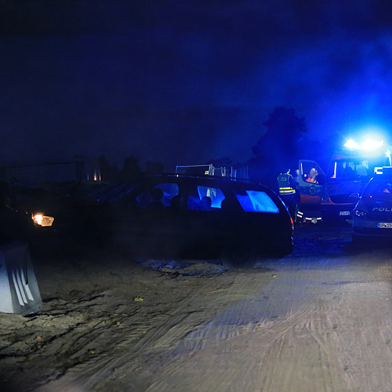 Niemiecka policja cigaa forda escorta na polskich tablicach rejestracyjnych. Uciekajce auto zatrzymao si dopiero przy cmentarzu. Zobacz film!