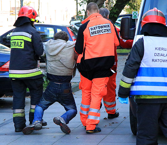 Znw zabrako karetki pogotowia... Nieprzytomny, wychodzony mczyzna potrzebowa pomocy