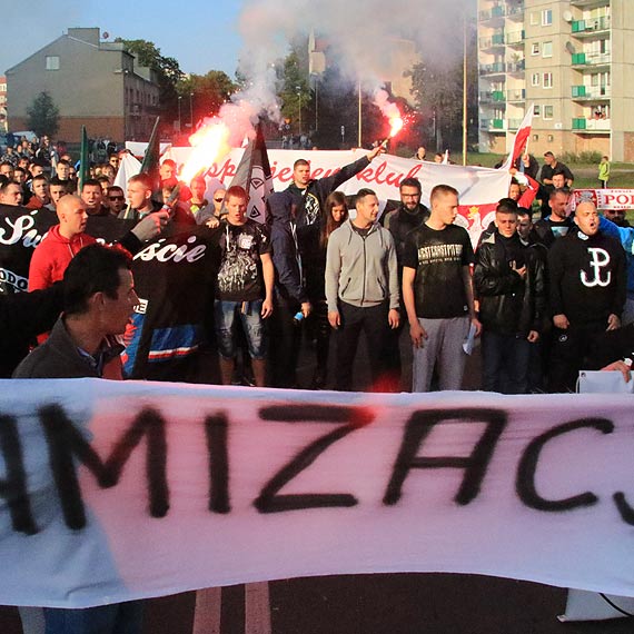 „Caa Polska piewa z nami, wyp***dala z uchodcami...” winoujska manifestacja ostro o uchodcach. Zobacz film!