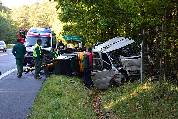 Grony wypadek na trjce przy zjedzie do Wapnicy. Dwie osoby ranne