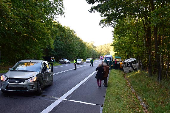 Grony wypadek na trjce przy zjedzie do Wapnicy. Dwie osoby ranne