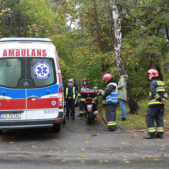 Zajechaa motorowerzycie drog! Kierujcy skuterem hamujc, przewrci si na jezdni!