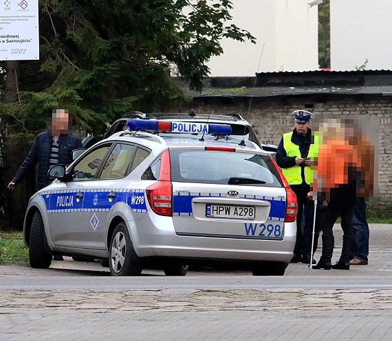 Bliskie spotkanie bmw i mercedesa... Kolizja zakoczya si dla 60-latka mandatem