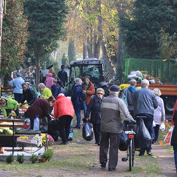 Na cmentarzu przy ulicy Karsiborskiej witeczna mobilizacja. Ludzie i sprzt gotowi na przyjcie wzmoonego ruchu mieszkacw