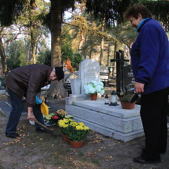 Na cmentarzu przy ulicy Karsiborskiej witeczna mobilizacja. Ludzie i sprzt gotowi na przyjcie wzmoonego ruchu mieszkacw