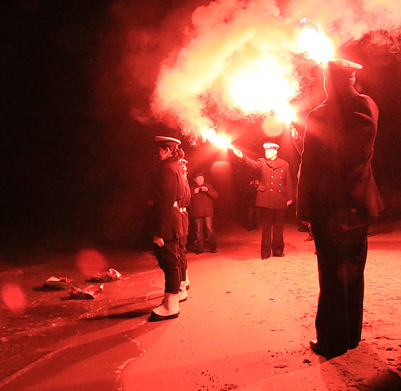 W Zaduszki winoujcianie zapalili znicze za tych, ktrych cmentarzem s morskie gbiny