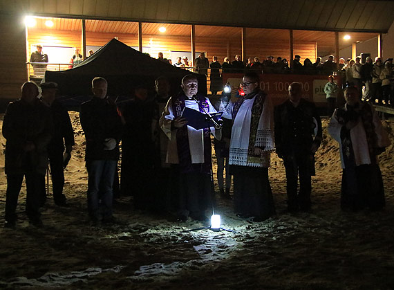 W Zaduszki winoujcianie zapalili znicze za tych, ktrych cmentarzem s morskie gbiny