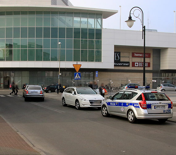 Uaska fantazja kierowcy peugeota! Zaparkowa blokujc pas ruchu...