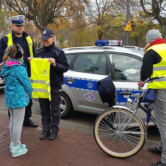 Policjanci rozdawali odblaski