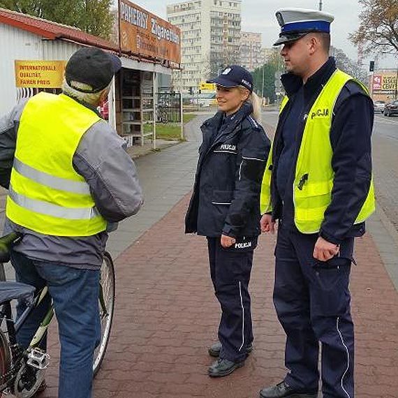 Policjanci rozdawali odblaski