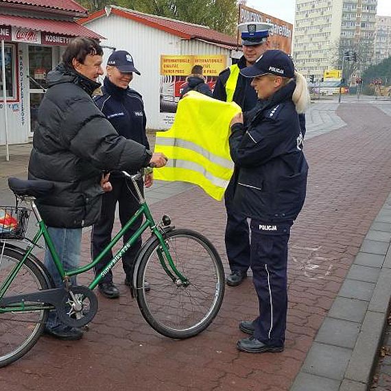 Policjanci rozdawali odblaski