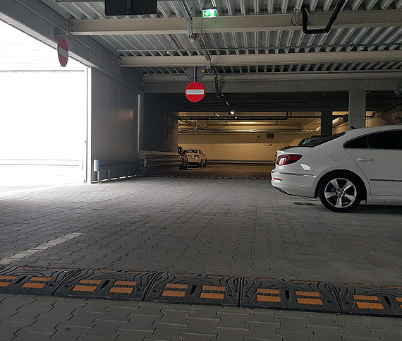 Na grnym parkingu galerii Corso zamontowano a 7 progw zwalniajcych! Co wy na to?