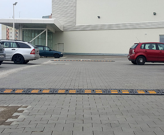 Na grnym parkingu galerii Corso zamontowano a 7 progw zwalniajcych! Co wy na to?