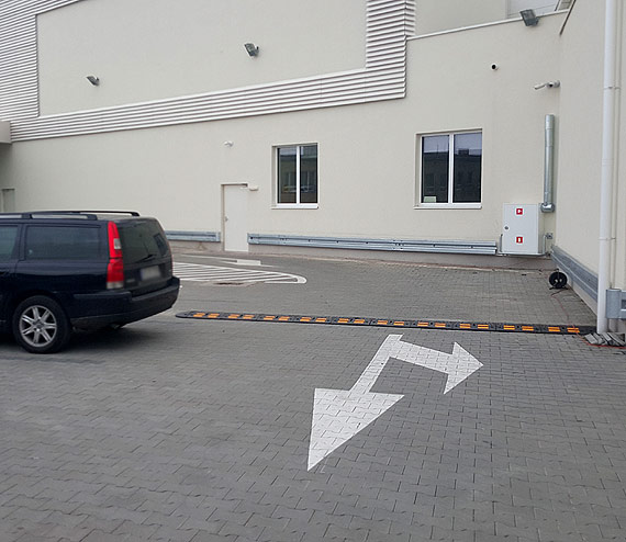 Na grnym parkingu galerii Corso zamontowano a 7 progw zwalniajcych! Co wy na to?