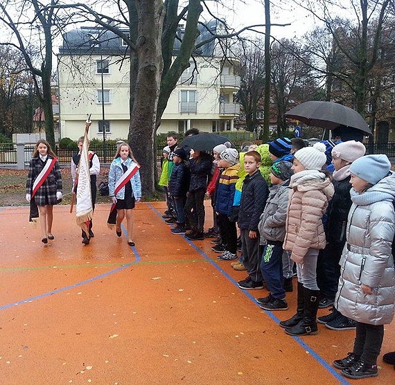 Tydzie Patriotyczny ZHR - Uroczyste podniesienie flagi w SP 1