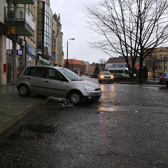 Silny wiatr szaleje nad miastem. amie drzewa, przewraca banery reklamowe i przestawia auta! 