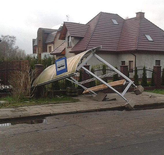 O wos od tragedii! Tir zniszczy szkolny przystanek na Warszowie!