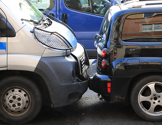 Policjanci jadc ulic Armii Krajowej, uderzyli w ty takswki! 