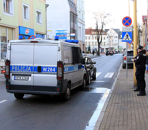 Policjanci jadc ulic Armii Krajowej, uderzyli w ty takswki! 