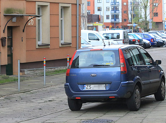 Spotkaa na klatce mczyzn wynoszcych dywan... Okazao si, e to wamywacze wynoszcy jej dywan!