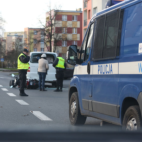 Kaskiem uderzy w tyln szyb multivana